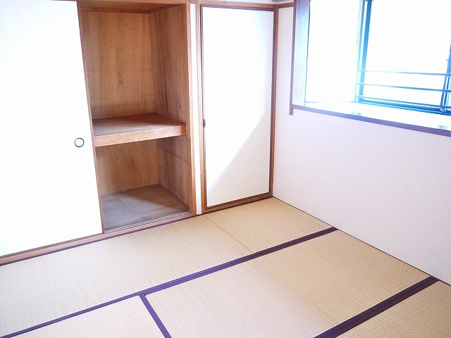 メゾン東生駒の和室