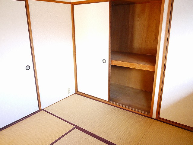 メゾン東生駒の和室