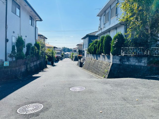 日の出町平井　古家付売地の前面道路含む現地写真