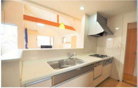 【内装】 | ご家族の様子を見守りながら料理ができる対面式キッチンを搭載。
小さなお子様がいるご家庭も安心ですね。