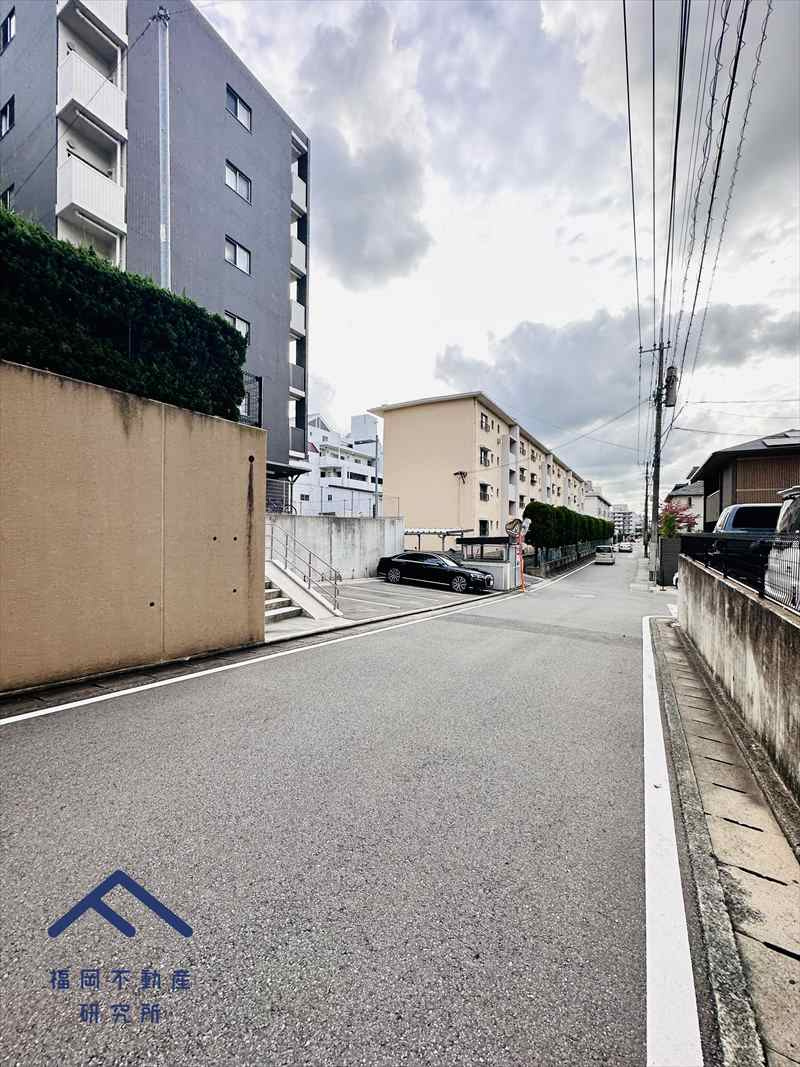 ファミール長丘の周辺