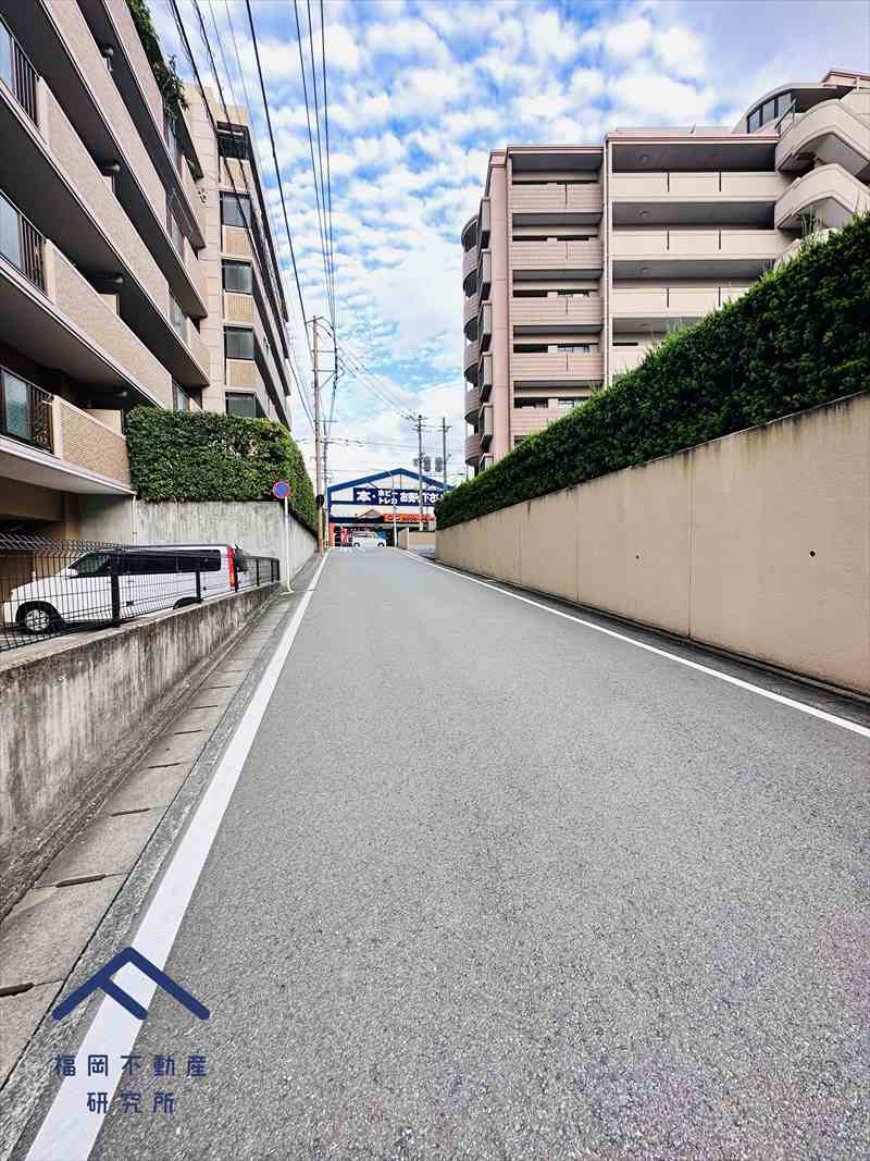 ファミール長丘の周辺