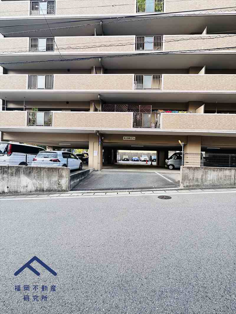 ファミール長丘の駐車場