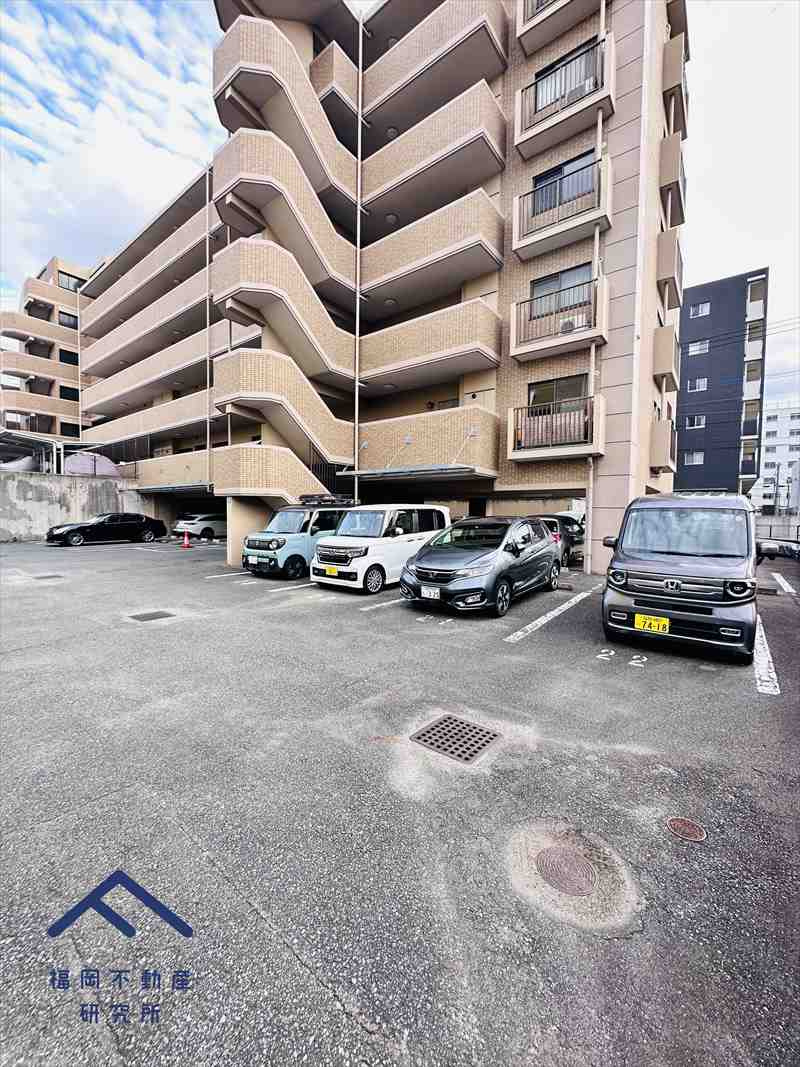ファミール長丘の駐車場