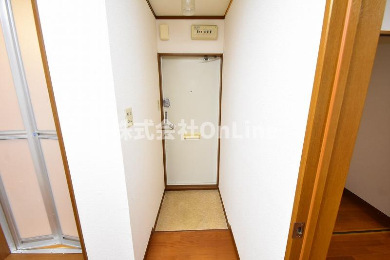 八尾市東山本町５丁目のアパートの玄関