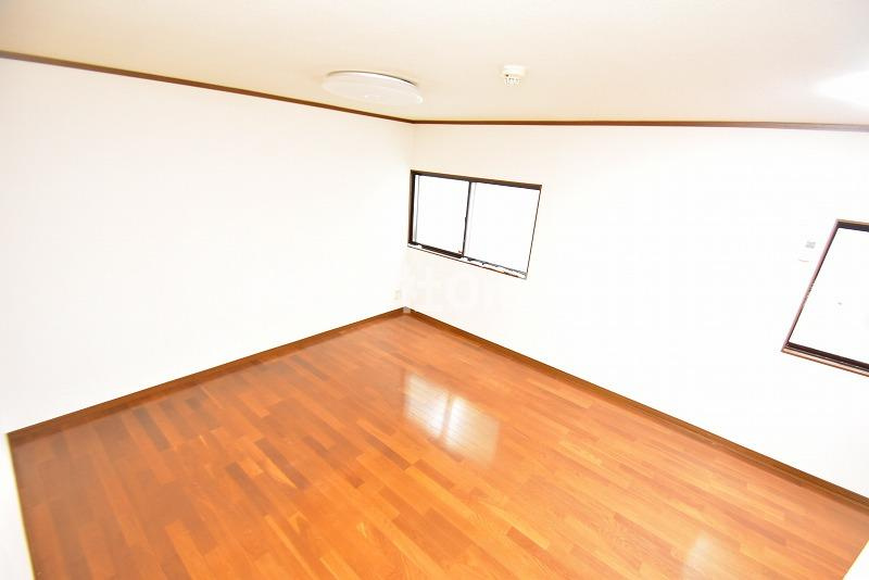 八尾市東山本町５丁目のアパートの洋室