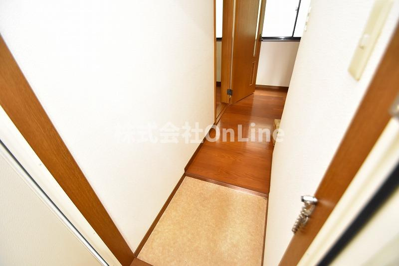 八尾市東山本町５丁目のアパートの玄関