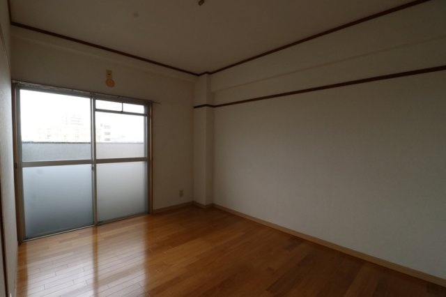 松井マンションの洋室