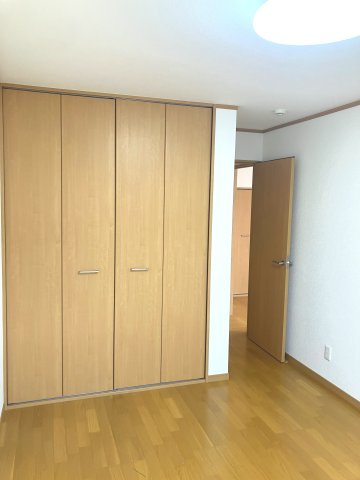 月々6万円台～　中古戸建　桶川市坂田西　の収納|たっぷりとしたクローゼット　２F洋室(寝室)