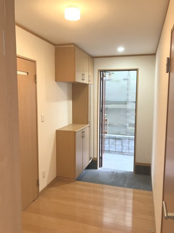 月々6万円台～　中古戸建　桶川市坂田西　の玄関|ゆとりの玄関ホールとシューズクローク付！