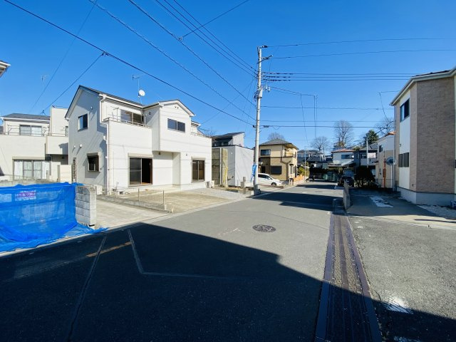 月々6万円台～　中古戸建　桶川市坂田西　の前面道路含む現地写真|南東側道路６ｍ公道、接道幅が広くお車の出し入れもラクラクです♪