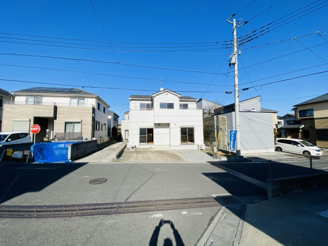 月々6万円台～　中古戸建　桶川市坂田西　の外観|敷地広々39坪！駐車場並列2台分で車の出し入れも楽々！小中学校やコンビニ、スーパーも徒歩圏内の「4LDK」築浅中古住宅です！