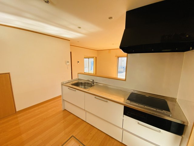 月々6万円台～　中古戸建　桶川市坂田西　のキッチン|対面キッチン、床下収納付！キッチンからリビングを一望できます♪