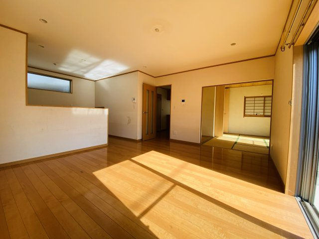 月々6万円台～　中古戸建　桶川市坂田西　の居間・リビング|広々としたLDK１６帖！日当たり良好です♪
