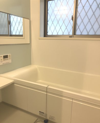 月々6万円台～　中古戸建　桶川市坂田西　の浴室|ゆったりとしたバスルーム、窓付