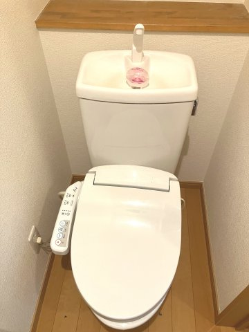 月々6万円台～　中古戸建　桶川市坂田西　のトイレ|小物置きに便利なカウンター付きトイレ