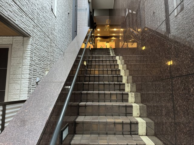 グランデージ赤羽のエントランス