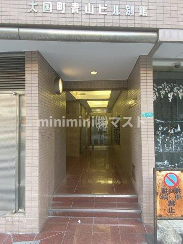 大国町青山ビル別館のエントランス