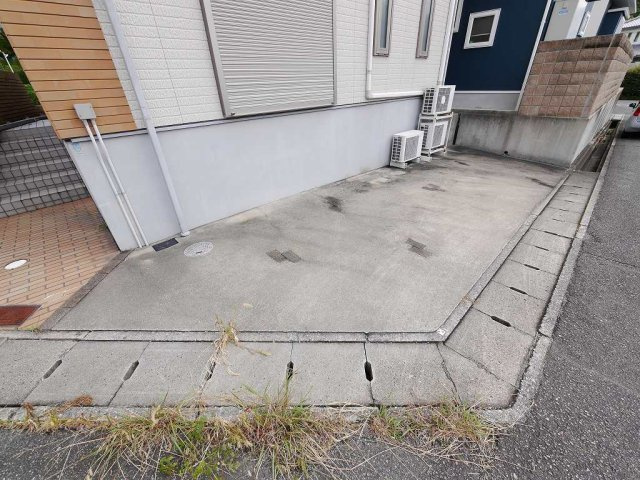 多井畑東町戸建の駐車場