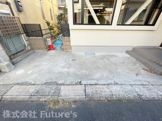 三郷市寄巻　中古戸建の駐車場|カースペース1台分付き（要サイズ確認）