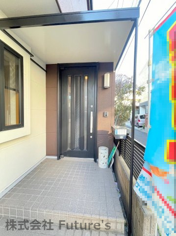 三郷市寄巻　中古戸建のエントランス|玄関アプローチ