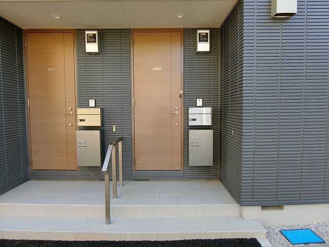 昭島市朝日町１丁目のアパートのエントランス