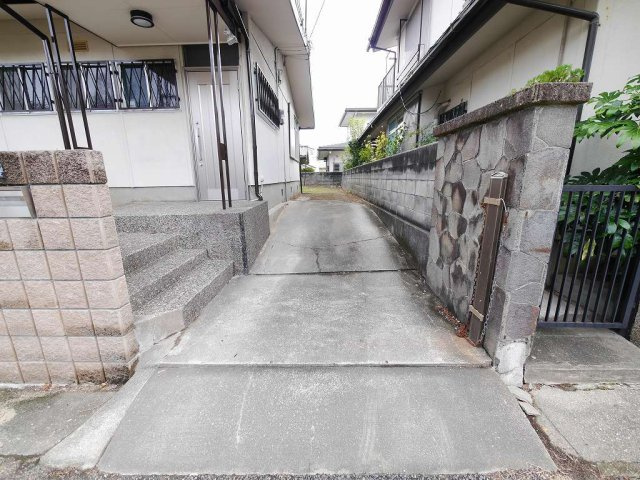 神陵台9丁目戸建の駐車場|小型車縦列3台可能（サイズ現地要確認）