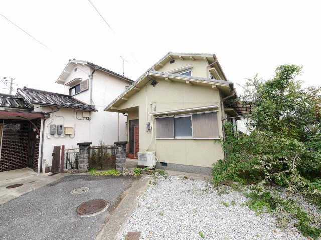 長畑町戸建の駐車場|お車3台のスペース付（サイズ現地要確認）。