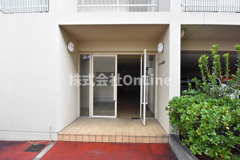 八尾市西山本町１丁目の賃貸マンションのエントランス