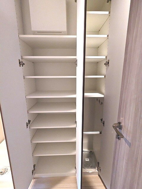 ワンルーフレジデンス新御徒町の玄関|傘入れ付きで収納豊富なトールタイプのシューズＢＯＸ
