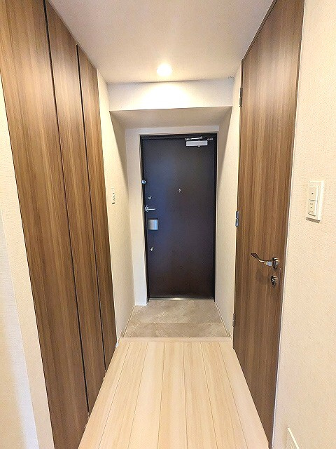 ワンルーフレジデンス新御徒町の設備|ディンプルキーのダブルロックセキュリティです、人感センサー付玄関ライト、傘入れ付きで収納豊富なトールタイプのシューズＢＯＸ