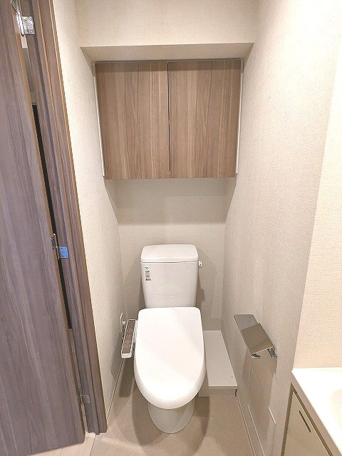 ワンルーフレジデンス新御徒町のトイレ|温水洗浄便座、スマホホルダー付きです