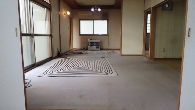 北見市緑町６丁目２番１号　中古売家の居間・リビング|東側和室側から見たリビング