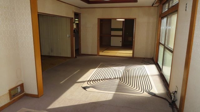 北見市緑町６丁目２番１号　中古売家の居間・リビング|西側から見たリビング