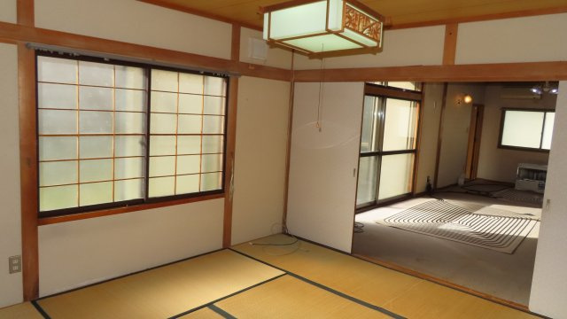 【和室】 | 北見市緑町６丁目２番１号　中古売家 | 1階8帖和室～21.07帖リビング