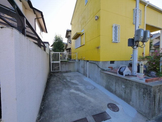 北西邸の駐車場