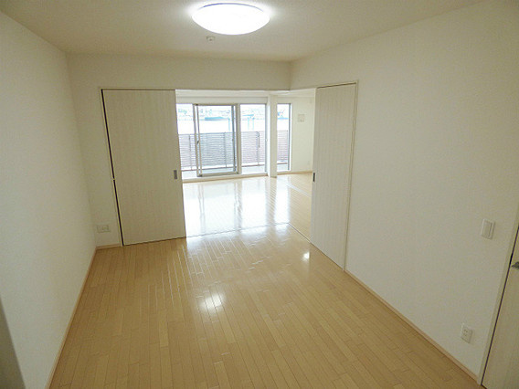 サニープレイス西芦屋2号館の居間・リビング