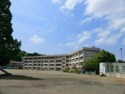 横須賀市立鷹取小学校まで850ｍ
