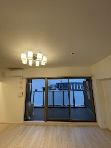 プレジオ江坂ROUGE　仲介手数料無料の居間・リビング