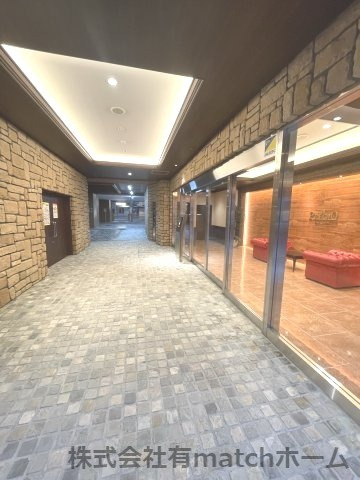 プレジオ江坂ROUGE　仲介手数料無料のエントランス