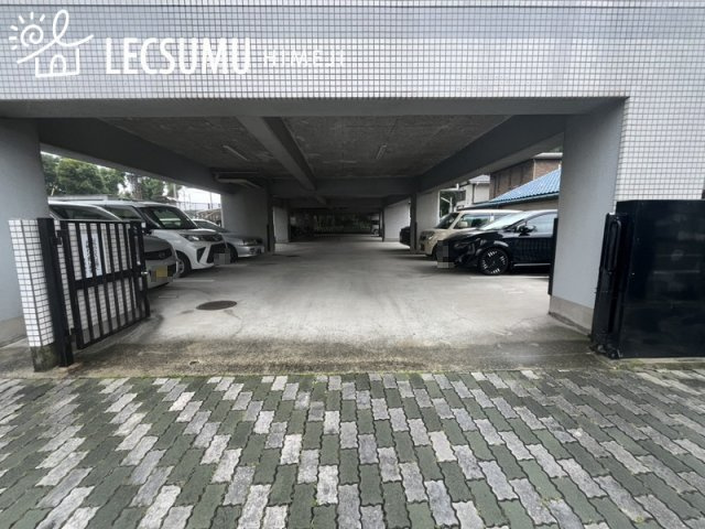 ロワイヤル京見橋の駐車場