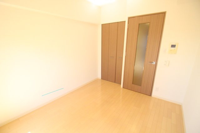 ライジングコート岸里玉出駅前の洋室|広々とした洋室です