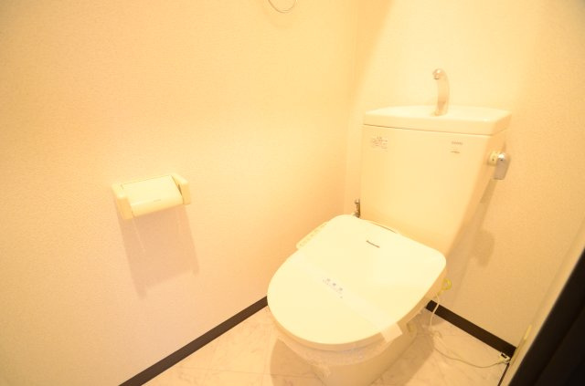 インペリアル玉出のトイレ|落ち着いた色調のトイレです