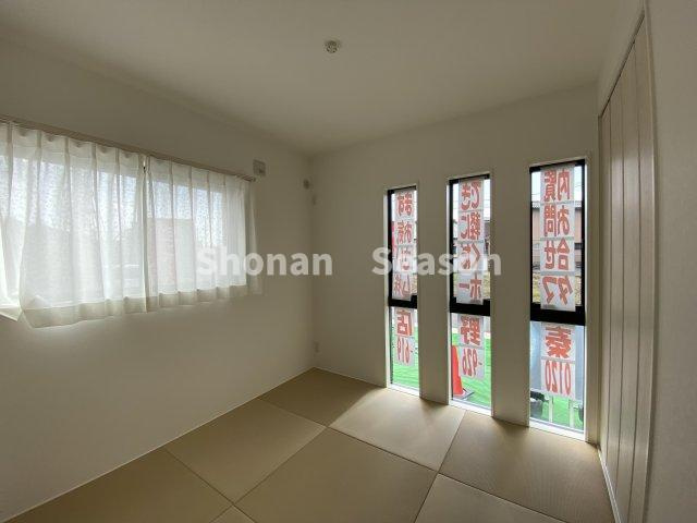 【和室】 | 柔らかな畳の上なら万が一転んでしまっても、ケガをしにくく安心です。
お子様が小さなうちはキッズスペースにもオススメですよ♪