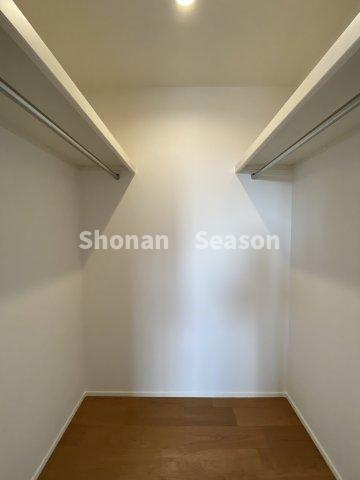 【収納】 | ８帖のメイン居室にはご夫婦で使いわけできるWICを完備◎
お洋服はもちろん！季節物もたっぷり収納できますよ♪