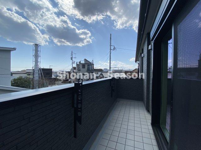 【バルコニー】 | 南東に面しており、前面には遮るものもないので、日当たりも良く気持ちの良い風が吹き抜けます。