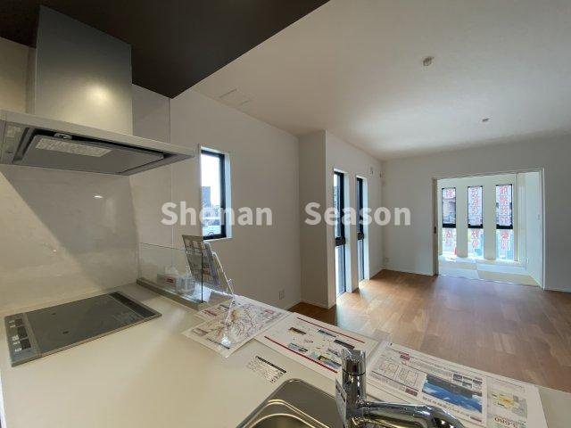 【キッチン】 | キッチンには収納に便利なカップボードが新設されております。
食器棚を買い足す必要なく、キッチン周りもスッキリ片付きますよ♪