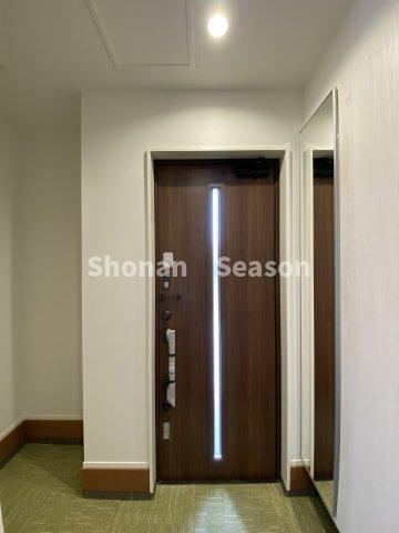 【玄関】 | 家族の履き物が雑多にならずに済むシューズクロークを完備◎
ミラー付きで、お出掛け前の身だしなみチェックもバッチリですね♪