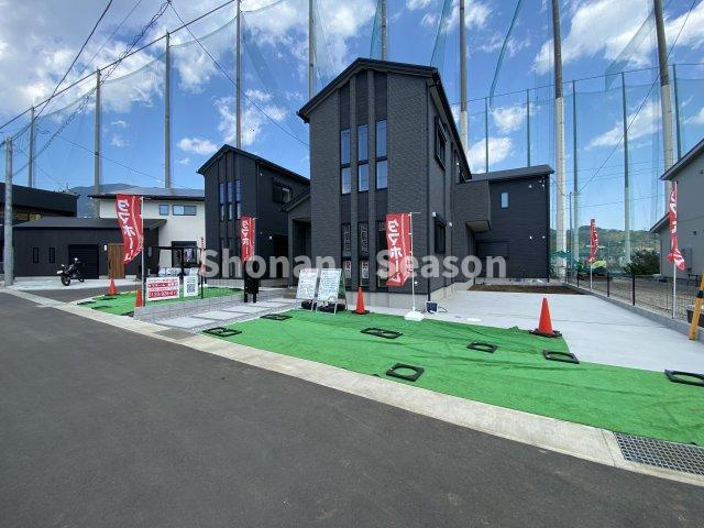 【前面道路含む現地写真】 | 全棟陽光に包まれる南向き◎並列駐車可能なPスペースをご用意しました♪
ぜひ現地でお車のサイズ等、ご確認下さいね。