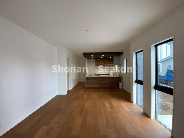 【居間・リビング】 | 広々としたリビングで、有意義な時間を過ごしませんか♪
広いお庭に繋がり、開放感も良好ですよ。